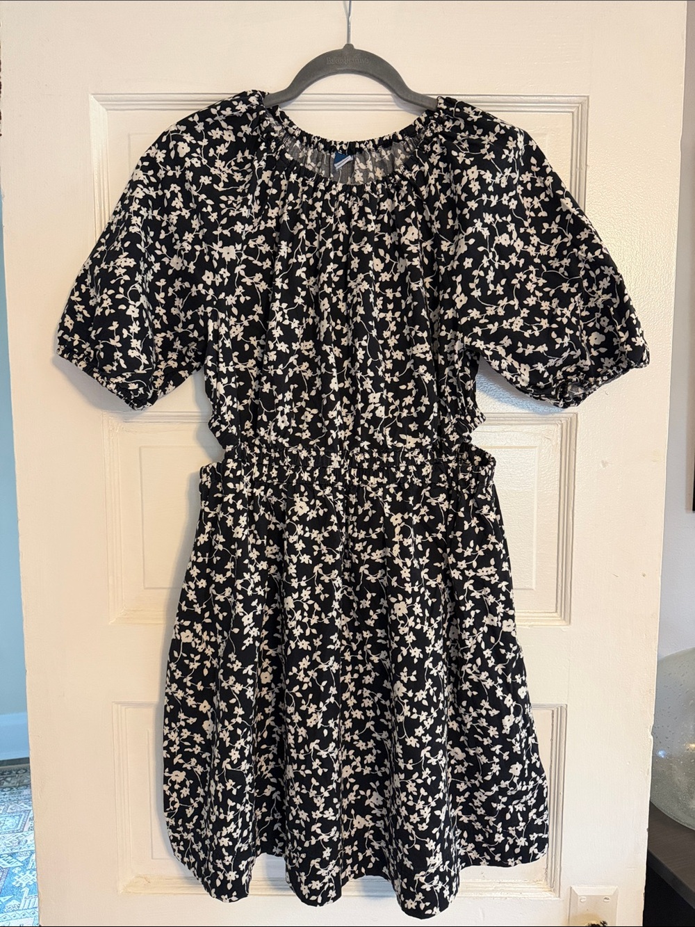Old Navy Black and White Floral Puff-Sleeve Dress